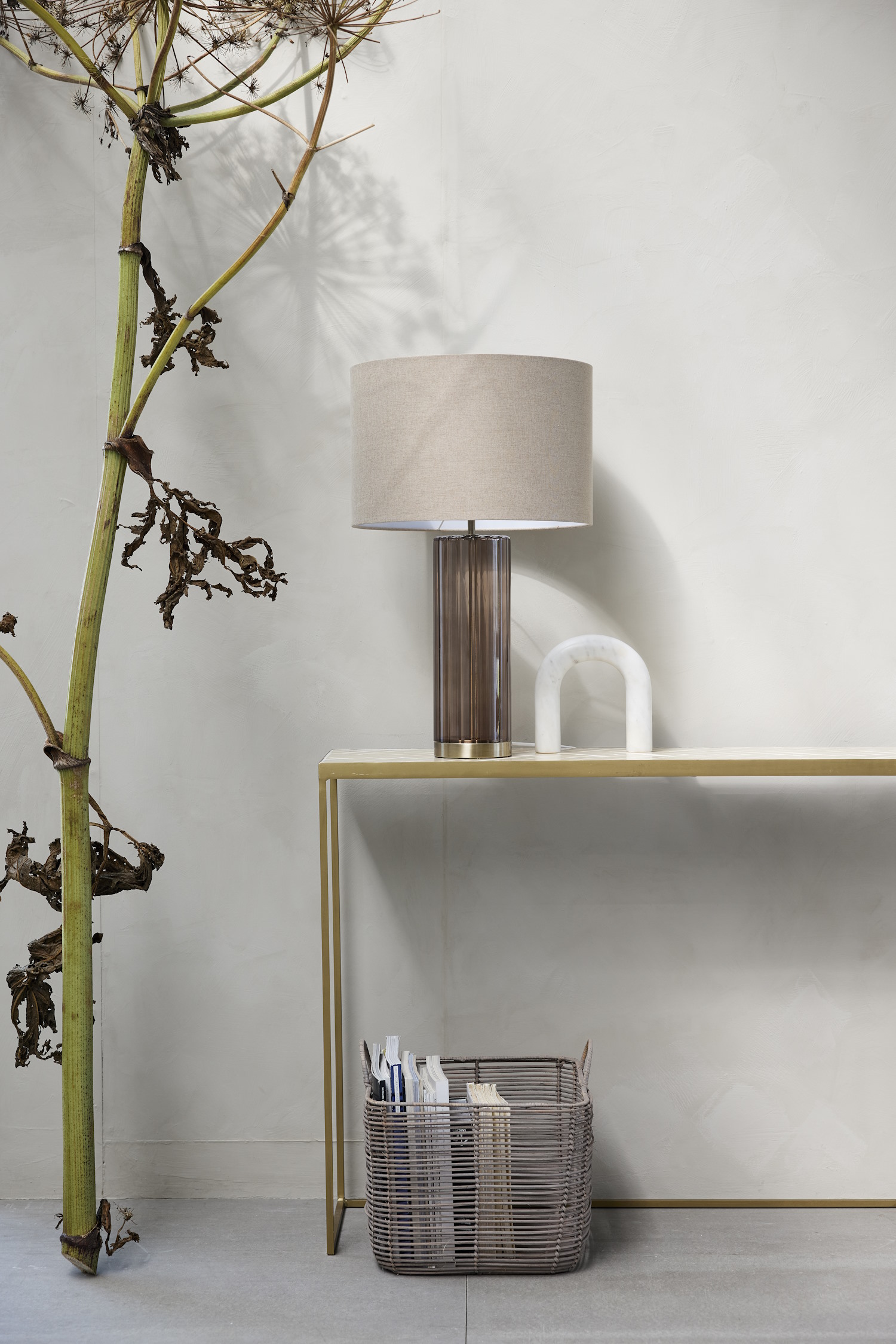 BEZOWA_BRAZOWA_SZKLANA_LAMPA_STOLOWA_BEZOWY_KLOSZ_KOSZYK_MARMUROWA_ZLOTA_KONSOLA_STOLIK_LENE_BJERRE_POLSKA_SKLEP_INTERNETOWY_DESIGNBYWOMEN